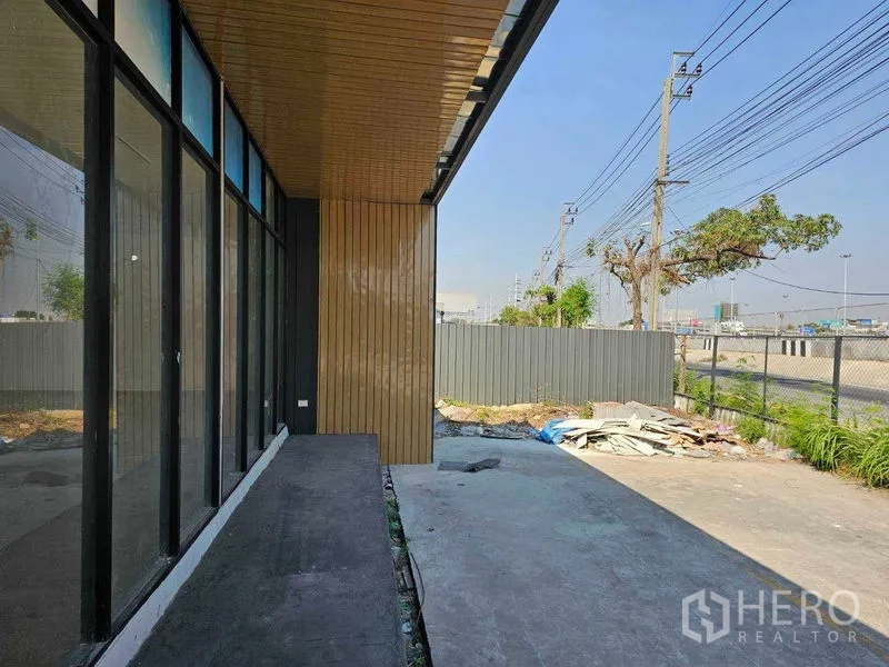 สำนักงานที่บ้าน ให้เช่าในPrawet, Bangkok - ทางเดินข้างอาคารติดผนังกระจก มองเห็นแนวถนนและเสาไฟฟ้า