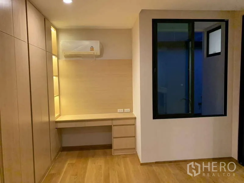 Townhouse for rent or sale in Saphan Sung, Bangkok - Work corner with built-in desk, drawers and a window for natural light.