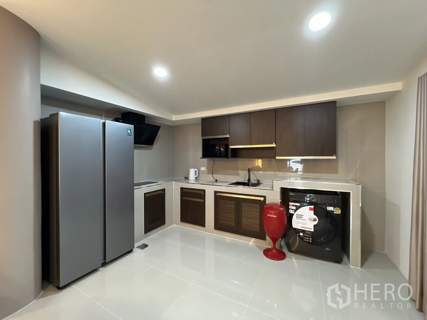 ทาวน์เฮาส์ for rent in Bang Phli, Samut Prakan - ครัวบิวต์อินพร้อมตู้เย็นแบบไซด์บายไซด์ เตา เครื่องดูดควัน ไมโครเวฟ และเครื่องซักผ้า