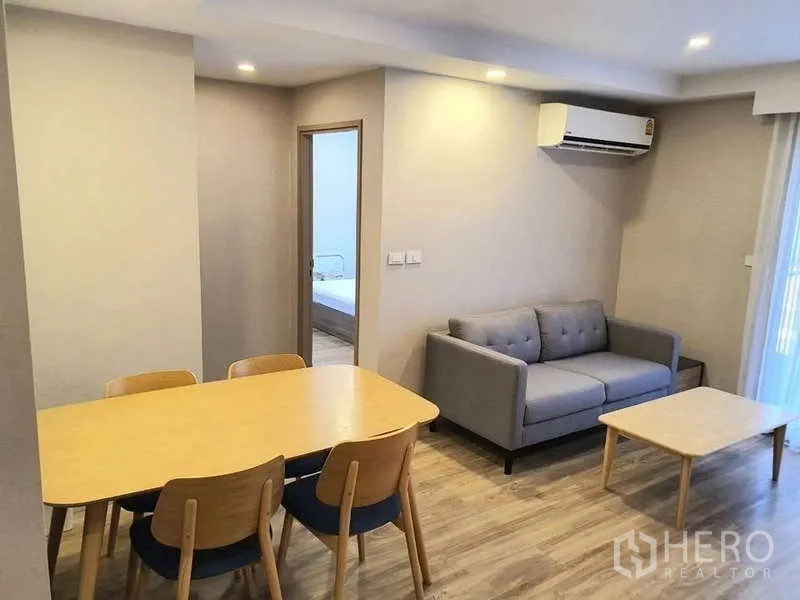 คอนโด ให้เช่าในSathon, Bangkok - ส่วนรับประทานอาหารสำหรับสี่ที่นั่งข้างโซฟาในพื้นที่นั่งเล่น