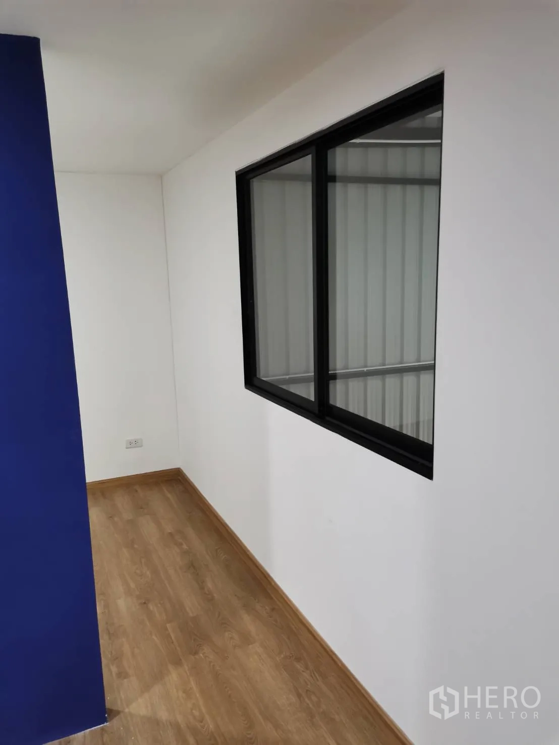 仓库 for rent in Suan Luang, Bangkok - 办公室走道，内窗可俯视仓库作业区。