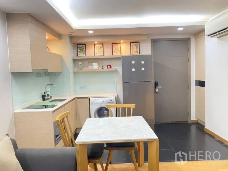 公寓 出租在Watthana, Bangkok - 从入口望向开放式厨房，餐桌、冰箱与洗衣机