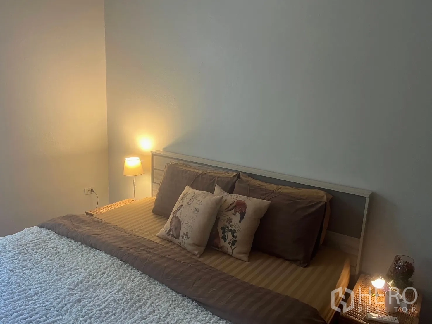 店屋 for rent in Bang Rak, Bangkok - 卧室另一角度，床、床头灯与净白墙面。
