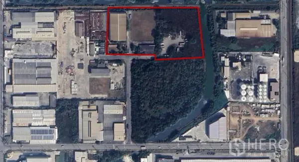 Factory for sale in Khlong Luang, Pathum Thani - Aerial map highlighting the factory land boundary within an industrial zone beside a canal.