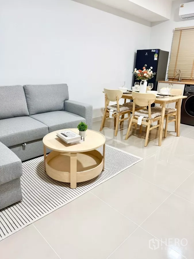 Townhouse for rent in Bang Phli, Samut Prakan - Open-plan living and dining space beside the kitchen in neutral tones.
