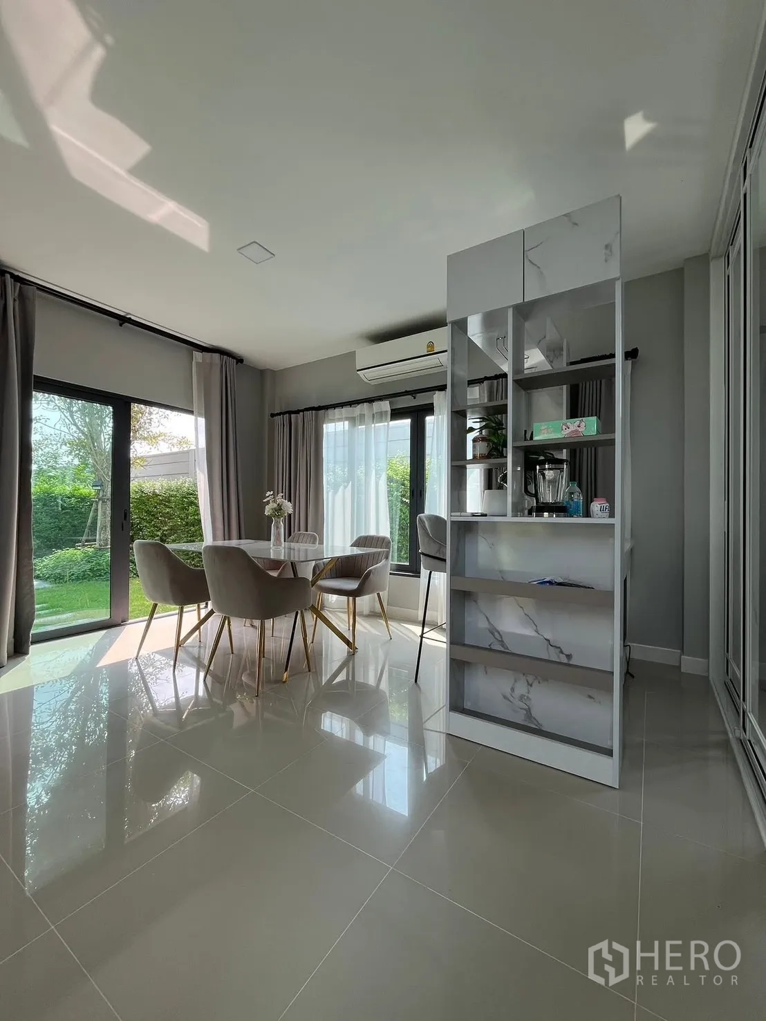 บ้าน for rent in Bang Phli, Samut Prakan - มุมทานอาหารสว่าง ชั้นวางของ และประตูกระจกมองเห็นสวนสีเขียว