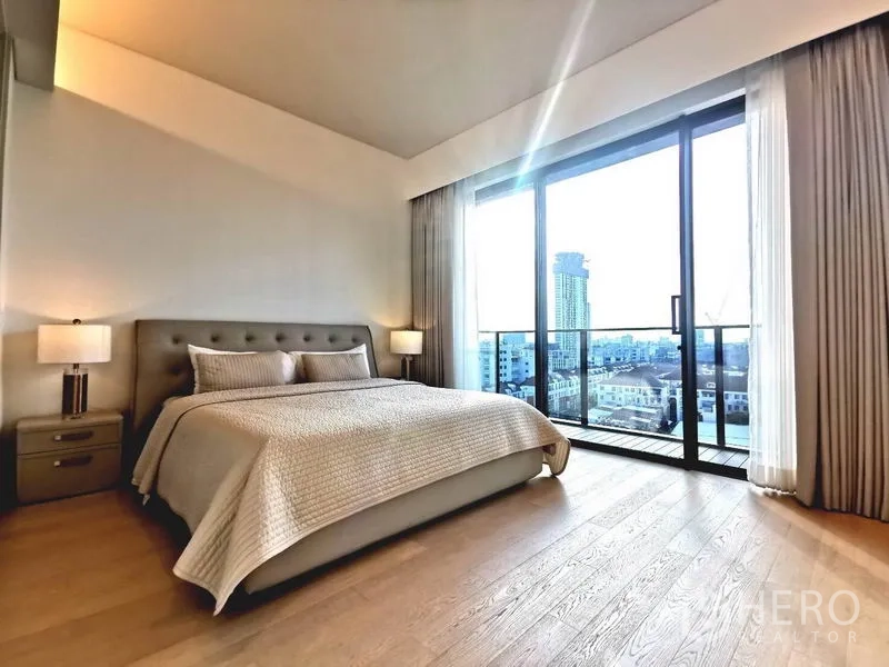 公寓 出租或出售在Watthana, Bangkok - 卧室配大床，落地推拉门连通阳台，可赏城市景观。