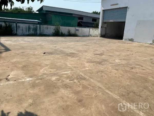 工厂 出租或出售在Bang Phli, Samut Prakan - 工厂前方宽阔的混凝土场地，适合卡车停放与调头。