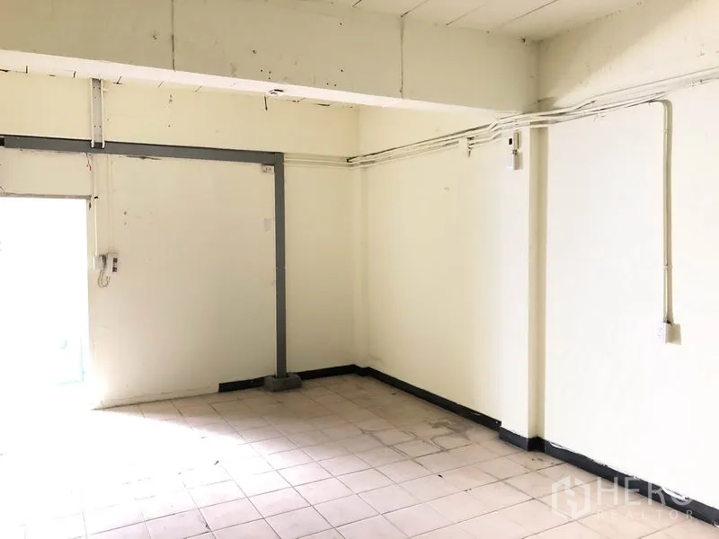 带办公室的家 出租或出售在Huai Khwang, Bangkok - 采光明亮的杂物/功能房，小瓷砖地面与外露电管，待改造。