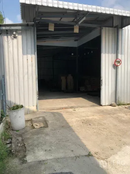 Warehouse for rent in Wang Thonglang, Bangkok - Covered loading bay with wide sliding doors at the warehouse entrance.