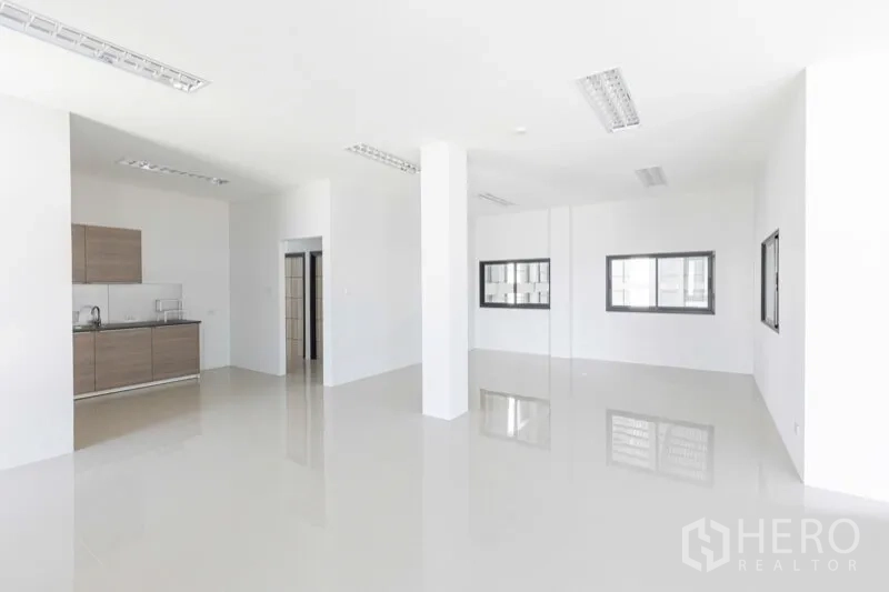 Warehouse for rent in Bang Bo, Samut Prakan - Bright office space inside the warehouse with pantry, sink, and glossy tiled floor.
