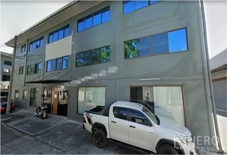 คลังสินค้า ให้เช่าในSaphan Sung, Bangkok - อาคารโกดังพร้อมออฟฟิศ 3 ชั้น ด้านหน้าอาคารมีที่จอดรถ เขตสะพานสูง กรุงเทพฯ