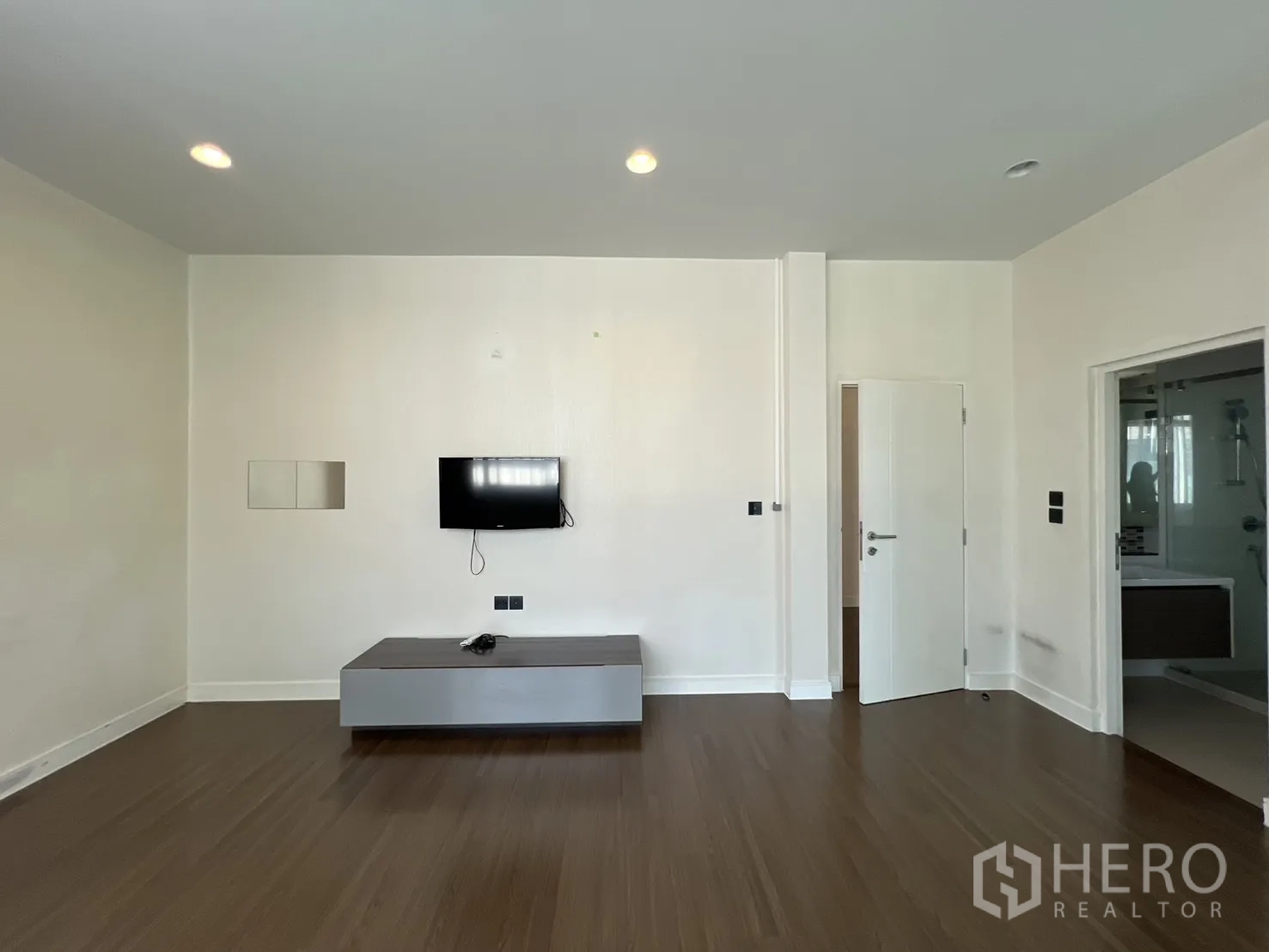 Detached House for sale in Bang Kapi, Bangkok - Master bedroom view toward dressing area and ensuite.