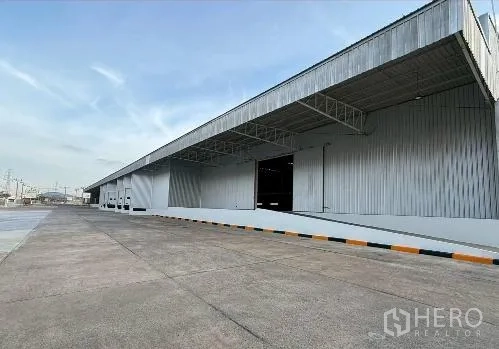 โรงงาน for rent in Si Racha, Chon Buri - ด้านนอกโกดังผนังเมทัลชีท มีช่องโหลดมีหลังคาคลุมและลานวิ่งกว้าง.