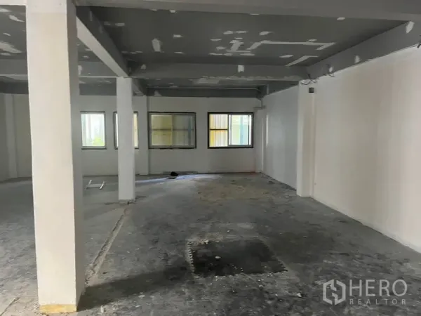Retail Space for rent in Pathum Wan, Bangkok - Unfinished retail space with multiple windows and structural pillars allowing flexible layout.