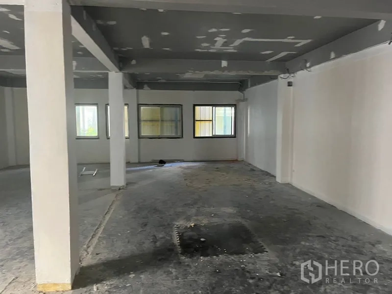 Retail Space for rent in Pathum Wan, Bangkok - Unfinished retail space with multiple windows and structural pillars allowing flexible layout.