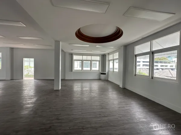 Retail Space for rent in Bang Rak, Bangkok - Corner of the retail space with circular ceiling detail and wraparound windows.
