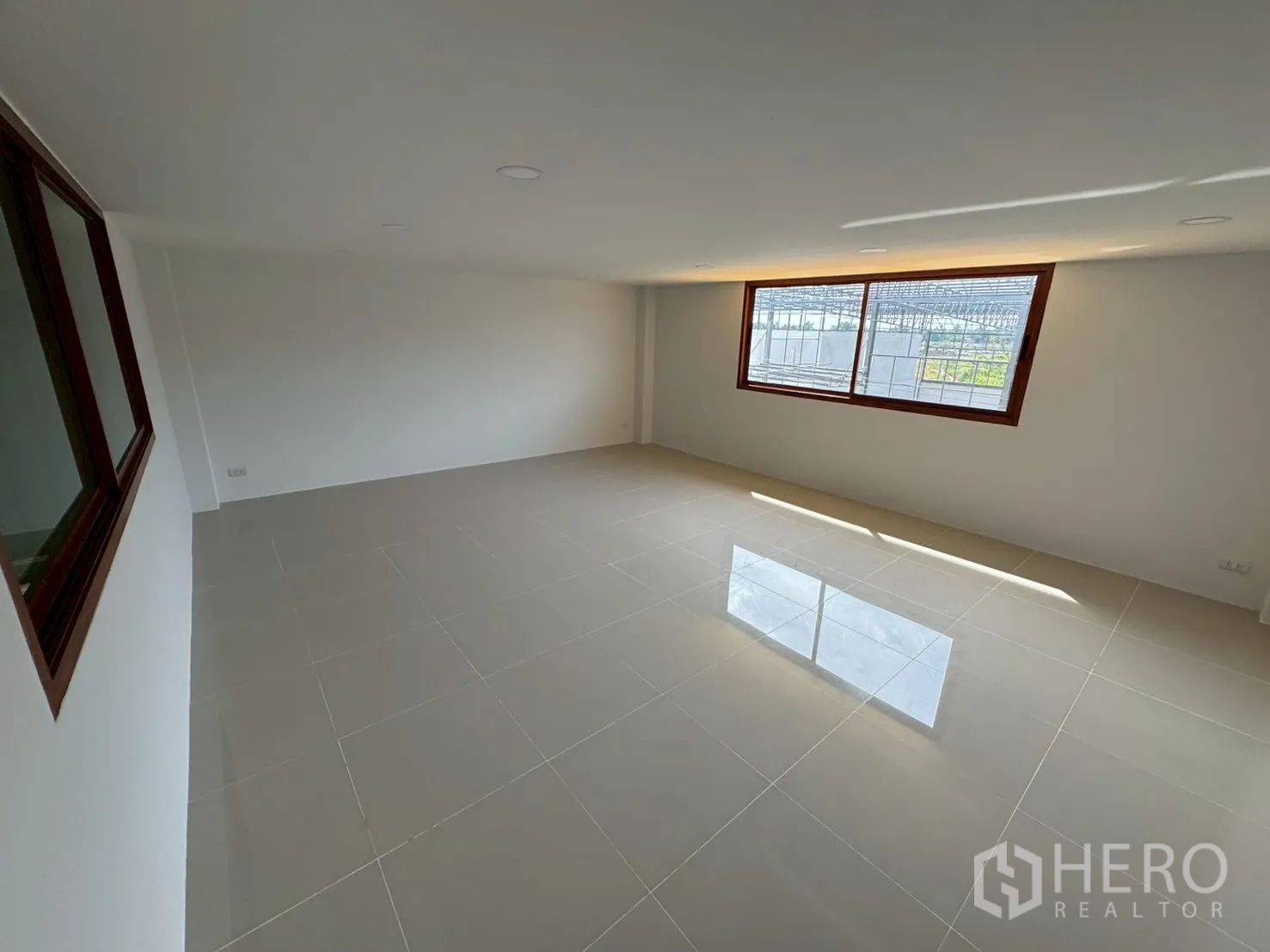 โรงงาน for sale in Mueang Samut Sakhon, Samut Sakhon - ห้องชั้นลอยปูกระเบื้องกว้าง มีหน้าต่างมองออกสู่ลาน