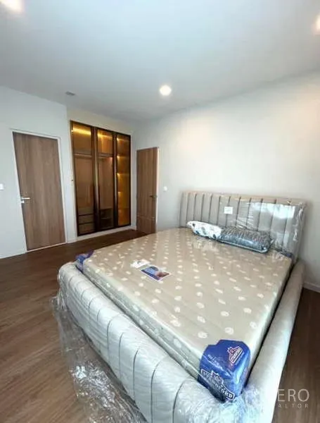 บ้าน ให้เช่าในSamut Prakan - ห้องนอนสไตล์โมเดิร์น เตียงบุผ้า ประตูไม้ และตู้บิวท์อิน