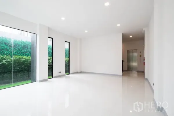 带办公室的家 出租在Bang Rak, Bangkok - 宽敞办公楼层，采光充足，后方设有私家电梯。