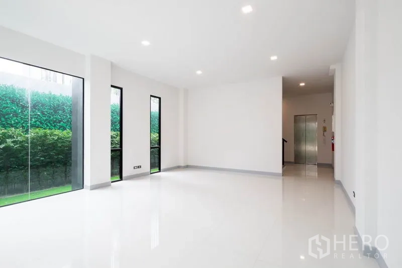 带办公室的家 出租在Bang Rak, Bangkok - 宽敞办公楼层，采光充足，后方设有私家电梯。