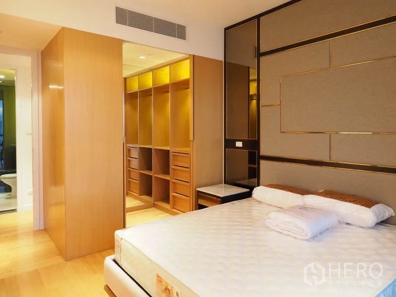 คอนโด ให้เช่าในYan Nawa, Bangkok - ห้องนอนหลักพร้อมผนังหัวเตียงหรู และห้องแต่งตัวแบบวอล์กอินมีไฟส่อง
