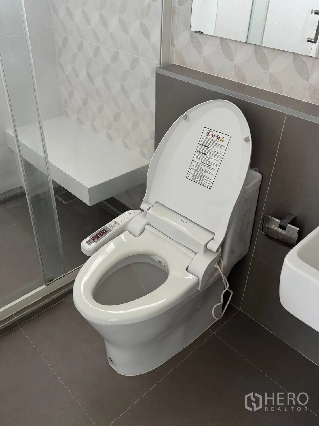Detached House for rent in Bang Phli, Samut Prakan - Modern bathroom with smart bidet toilet and a glass shower enclosure.