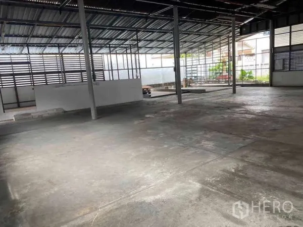 Warehouse for rent in Bang Sue, Bangkok - Open-plan warehouse interior with concrete floor, steel columns and ventilated metal roof in Bang Sue, Bangkok.