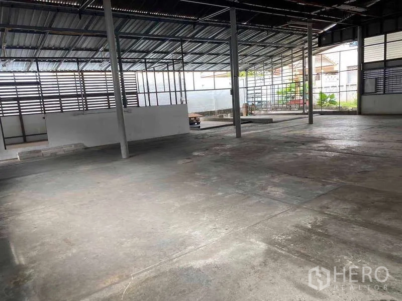 Warehouse for rent in Bang Sue, Bangkok - Open-plan warehouse interior with concrete floor, steel columns and ventilated metal roof in Bang Sue, Bangkok.