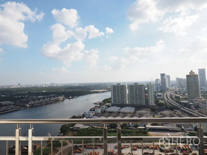 公寓 出租在Yan Nawa, Bangkok - 高层阳台眺望昭披耶河与曼谷天际线