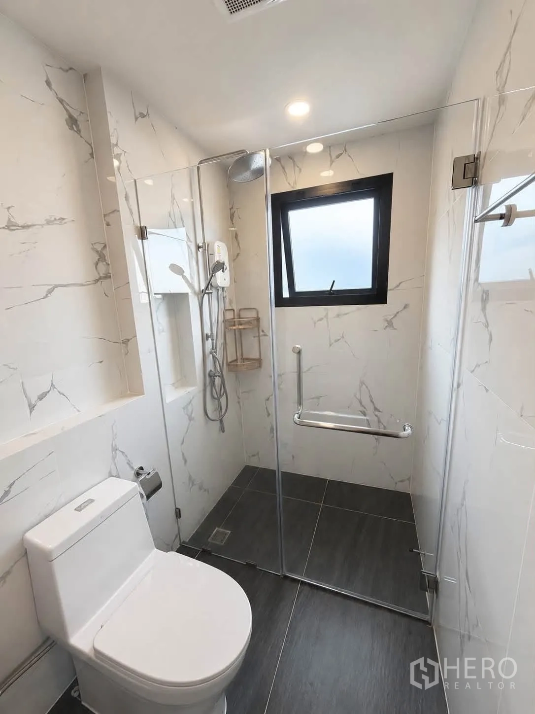 独栋房屋 for rent in Bang Phli, Samut Prakan - 现代浴室，玻璃淋浴房、顶喷花洒与坐便器。