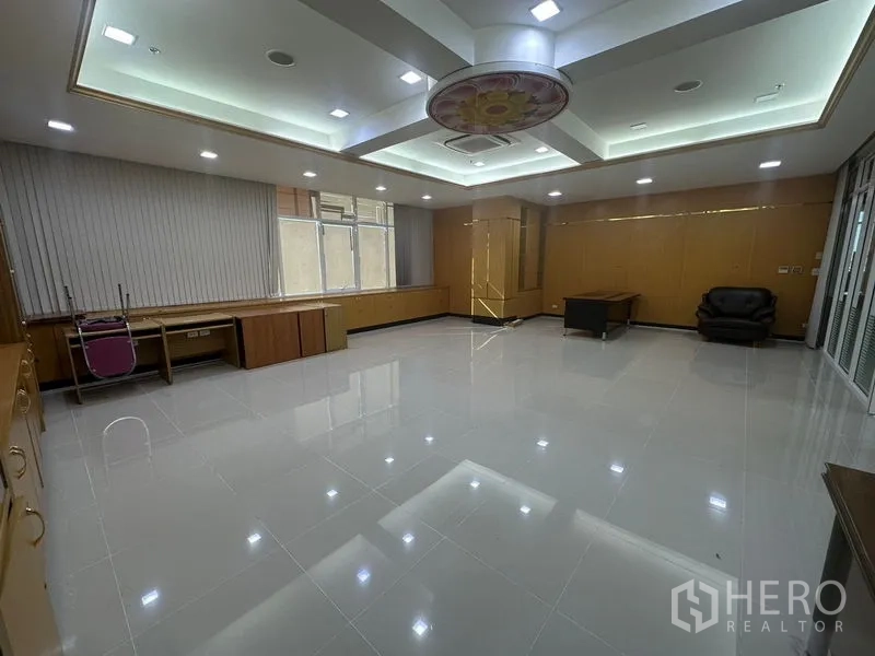 สำนักงาน ให้เช่าในSuan Luang, Bangkok - ออฟฟิศผู้บริหารกว้างเพดานหลุม ม่านบังแดด และงานไม้บิลท์อิน