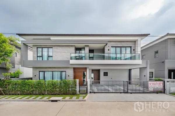 บ้าน ให้เช่าในBang Phli, Samut Prakan - บ้านเดี่ยวสไตล์โมเดิร์น 2 ชั้น พร้อมระเบียงกระจกและประตูรั้ว