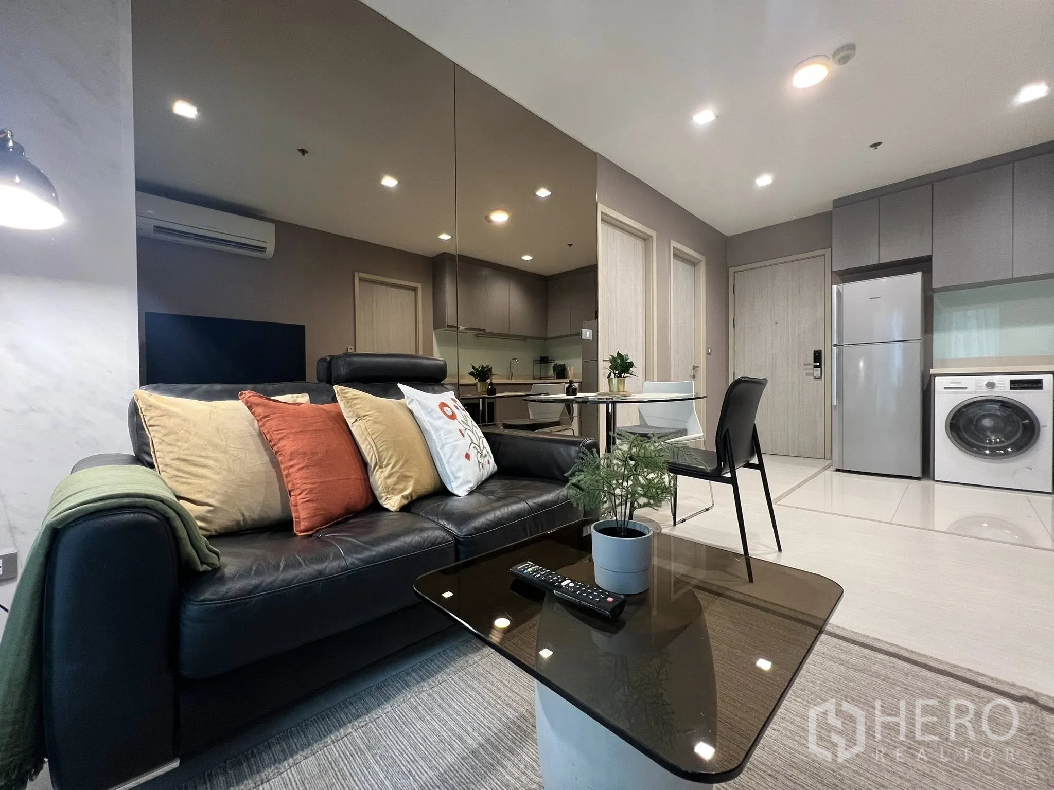 คอนโด for rent in Khlong Toei, Bangkok - โถงนั่งเล่นแบบเปิดโล่งมีโซฟาหนัง โต๊ะกาแฟ โต๊ะอาหารทรงกลม และพื้นกระเบื้องมันวาว