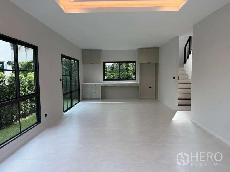 独立式住宅 出租或出售在Bang Phli, Samut Prakan - 餐客一体空间，推拉落地门连接花园，带内置收纳柜。