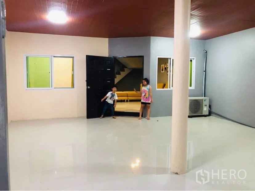 联排别墅 出租或出售在Huai Khwang, Bangkok - 宽阔的前露台，立柱支撑，可通往客厅。
