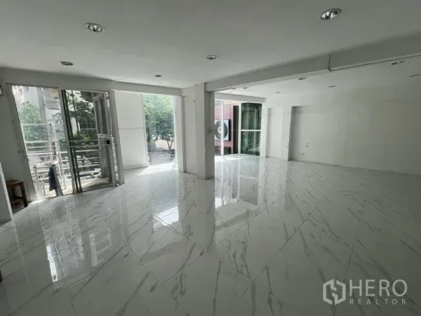 零售空间 出租在Khlong Toei, Bangkok - 明亮开放的零售室内，大采光窗与仿大理石地面，连通小露台。