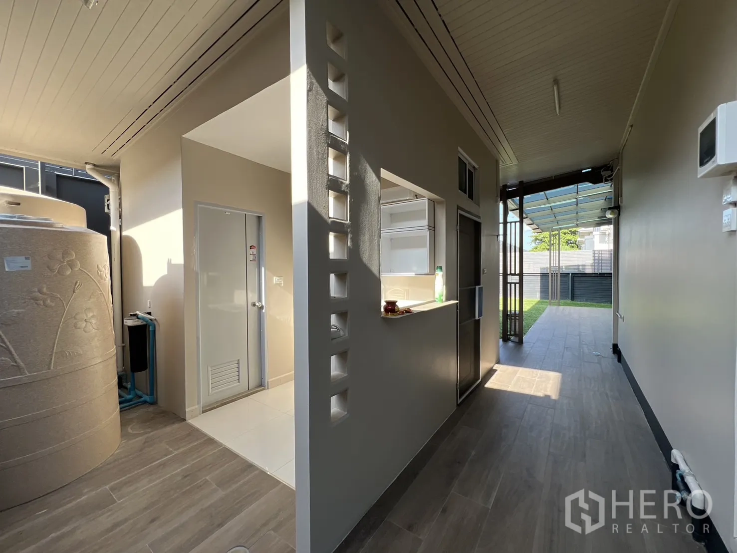 Detached House for rent or sale in Bang Kapi, Bangkok - Service corridor with water tank leading to the maid’s quarters