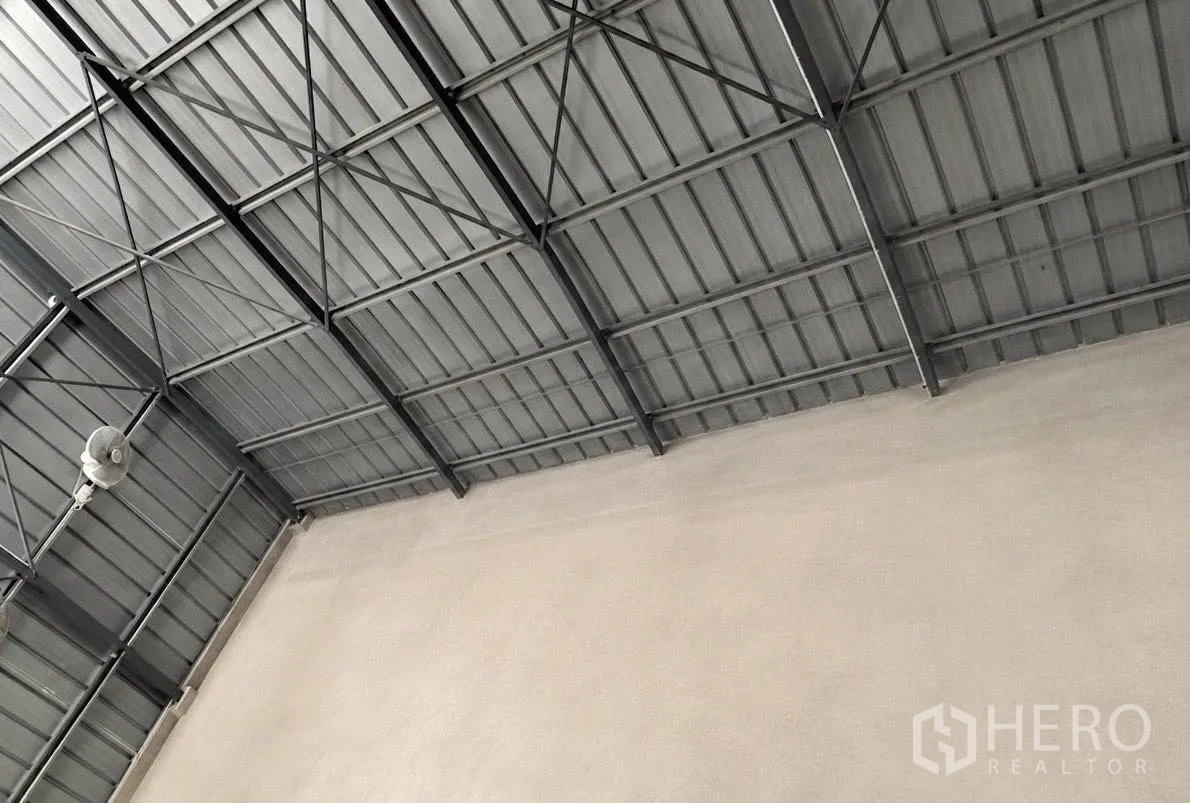 仓库 for rent in Don Mueang, Bangkok - 仓库金属桁架屋顶特写，可见通风风扇。