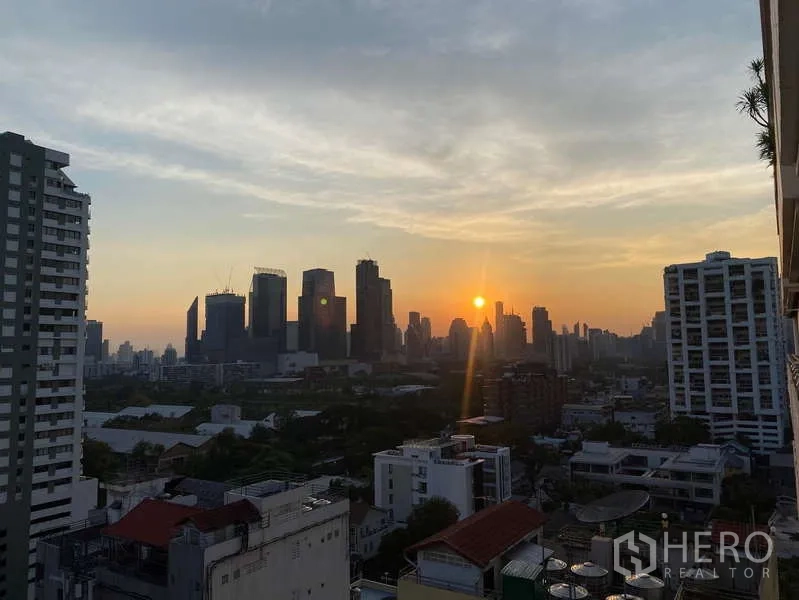 Condominium for rent in Khlong Toei, Bangkok - Sunset city skyline view over Sukhumvit from the balcony.