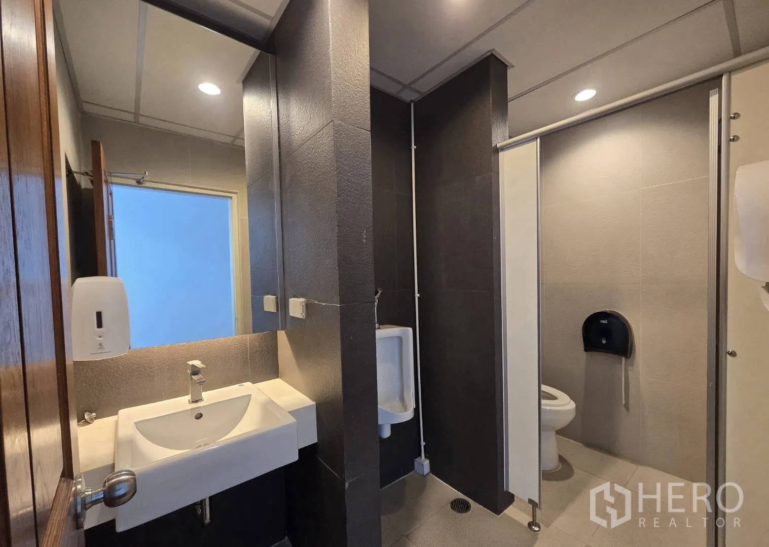 ออฟฟิศ for rent in Watthana, Bangkok - ห้องน้ำมีอ่างล้างมือ โถปัสสาวะ และห้องสุขาแบบกั้น.