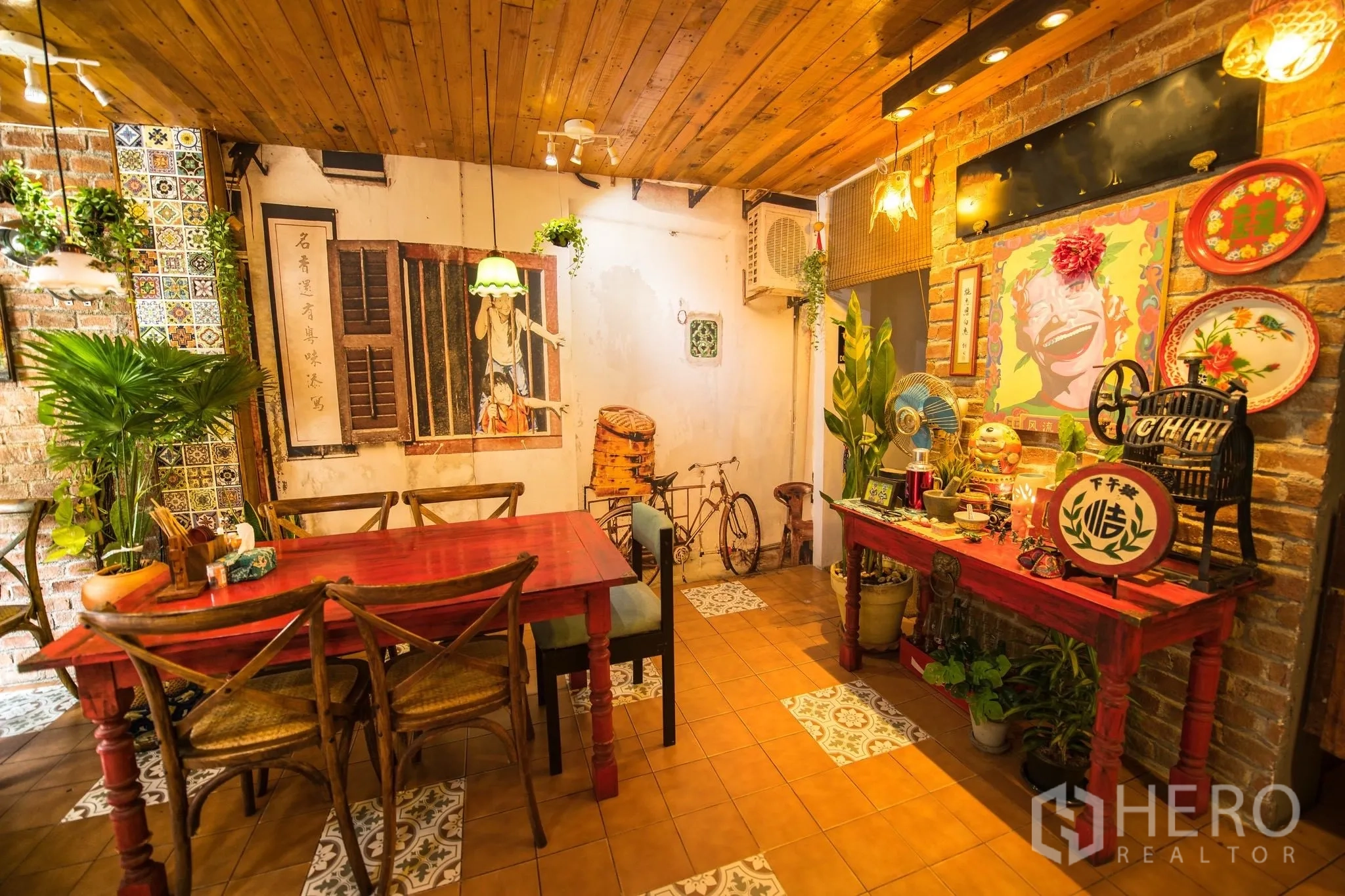 Retail Space for rent in Watthana, Bangkok - Decorative seating area with mural art, vintage collectibles, indoor plants, and a red table.