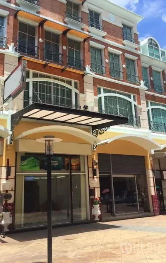 带办公室的家 出租或出售在Sathon, Bangkok - 沙吞多层欧式外立面的Home Office，玻璃门面、雨棚与卷帘门。