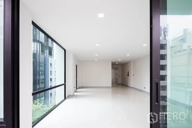 带办公室的家 出租在Bang Rak, Bangkok - 高层办公区，超大观景窗与城市景观。