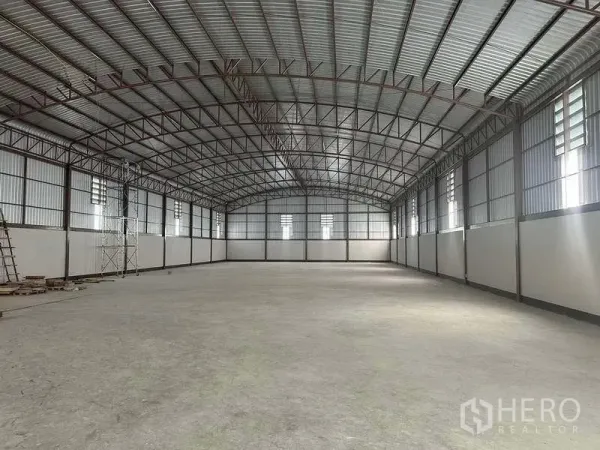 โรงงาน ให้เช่าหรือขายในSai Noi, Nonthaburi - โกดังเพดานสูง โครงเหล็ก ช่องลมและพื้นคอนกรีตขัดมันกว้าง