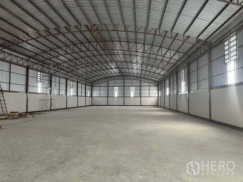โรงงาน ให้เช่าหรือขายในSai Noi, Nonthaburi - โกดังเพดานสูง โครงเหล็ก ช่องลมและพื้นคอนกรีตขัดมันกว้าง