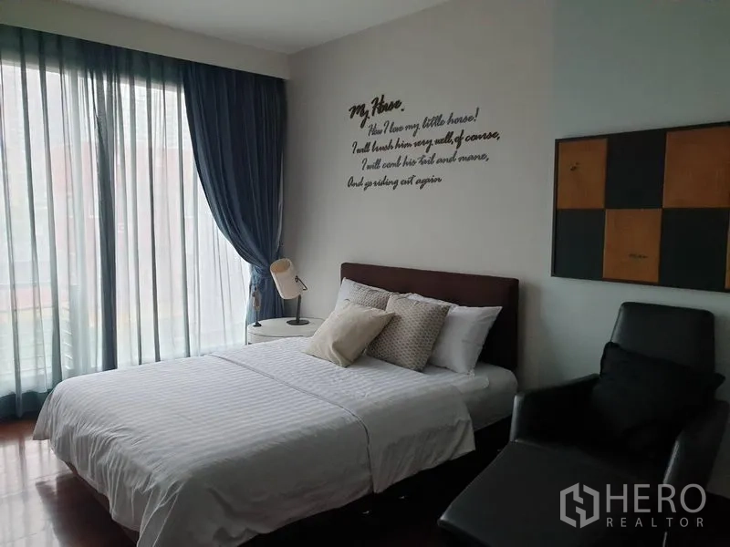 独立式住宅 出售在Watthana, Bangkok - 采光良好的次卧，双人床与字母装饰墙。