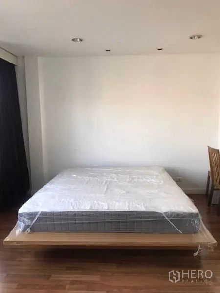 联排别墅 出租在Bang Kapi, Bangkok - 宽敞卧室，平台床与嵌灯，极简风格