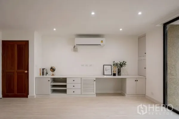 公寓 出售 - 极简长书桌与收纳柜，配空调。