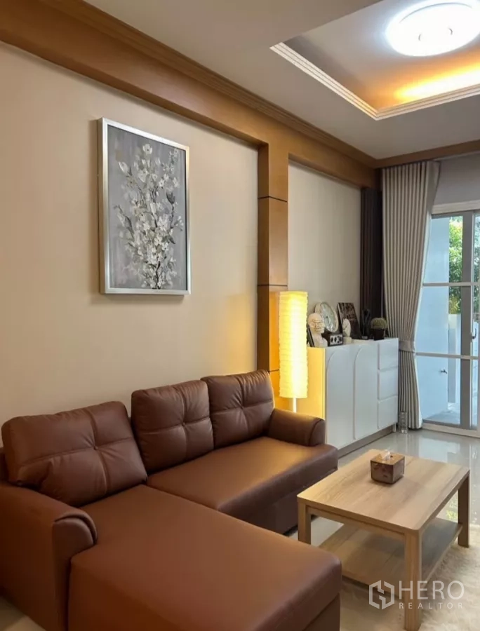 联排别墅 出租在Wang Thonglang, Bangkok - 温馨休闲角，棕色组合沙发、落地灯与墙饰